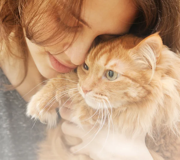 Portrét krásné mladé ženy 20 let s nadýchanými červené ca — Stock fotografie