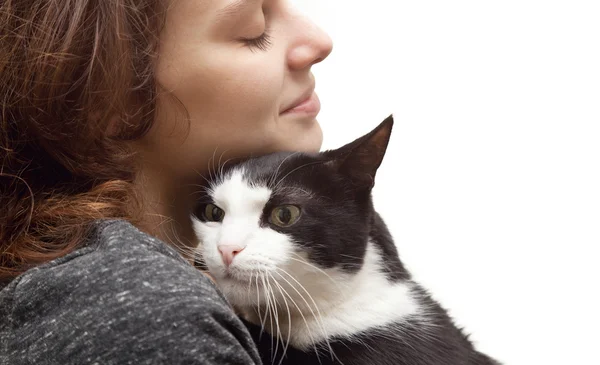 モノクロ黒と白の猫イソラと美しい若い女性 — ストック写真
