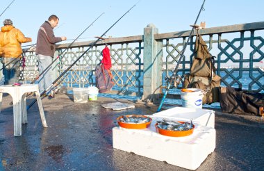 istanbul'da galata köprüsü üzerinde 09 Şubat 2011 olta balıkçıları
