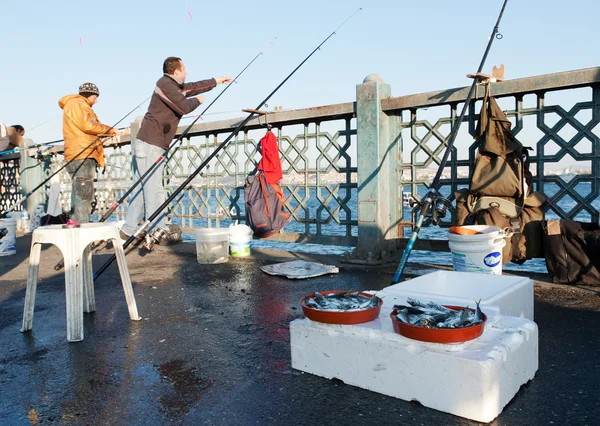 Рыбаки на Галатском мосту в Стамбуле, 9 февраля 2011 г. — стоковое фото