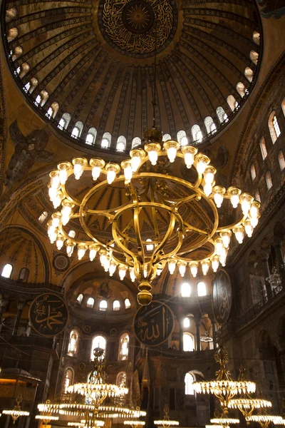 Vintage lamps in the cathedral of Hagia Sophia in Istanbul, Turk — Stock Photo, Image