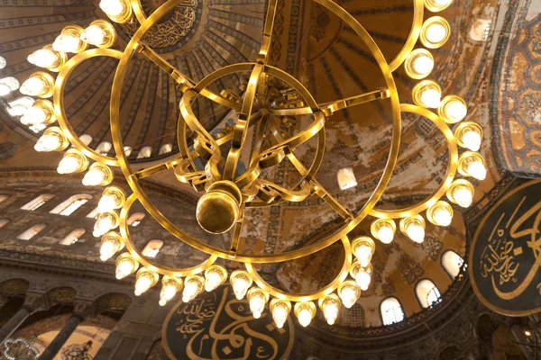 Vintage lamps in the cathedral of Hagia Sophia in Istanbul, Turk — Stock Photo, Image