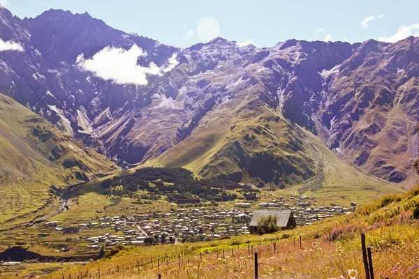 Häuser in den Bergen auf einem wunderschönen Hintergrund der Berge — Stockfoto