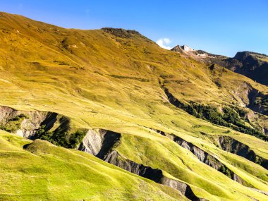 Yeşil dağ yamaçlarında 