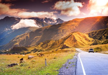 dağlarda korku veren parlak günbatımı