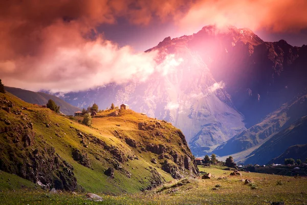 Pôr do sol brilhante impressionante nas montanhas, paisagem em col brilhante — Fotografia de Stock