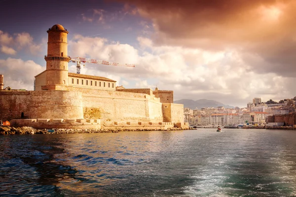 Uitzicht op fort st. jean en de stad van marseille met de zee — Stockfoto