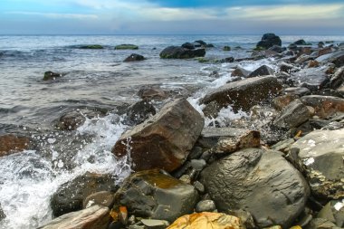 deniz manzarası, deniz ve gökyüzü karşı doğal büyük taşlar