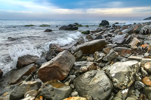 Θαλασσογραφία, γραφική μεγάλες πέτρες κατά της θάλασσας και του ουρανού — Φωτογραφία Αρχείου