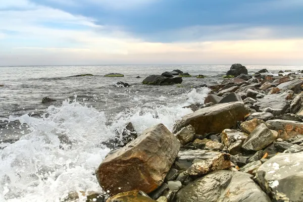 Meereslandschaft, landschaftlich reizvolle große Steine gegen Meer und Himmel — Stockfoto