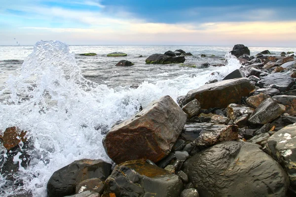 Seascape, natursköna stora stenar mot havet och himlen — Stockfoto