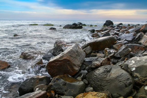 Zeegezicht, schilderachtige grote stenen tegen de zee en de hemel — Stockfoto