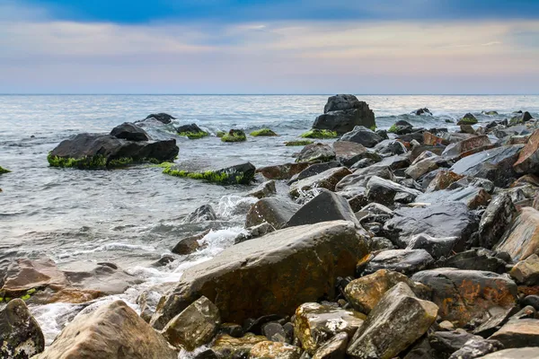 Meereslandschaft, landschaftlich reizvolle große Steine gegen Meer und Himmel — Stockfoto