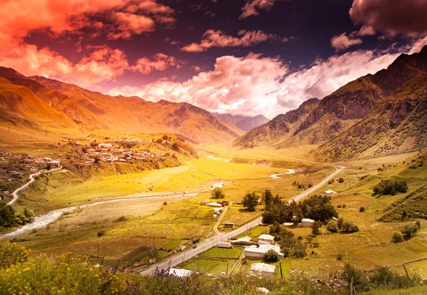 Deslumbrante paisagem montanhosa, céu do pôr do sol — Fotografia de Stock