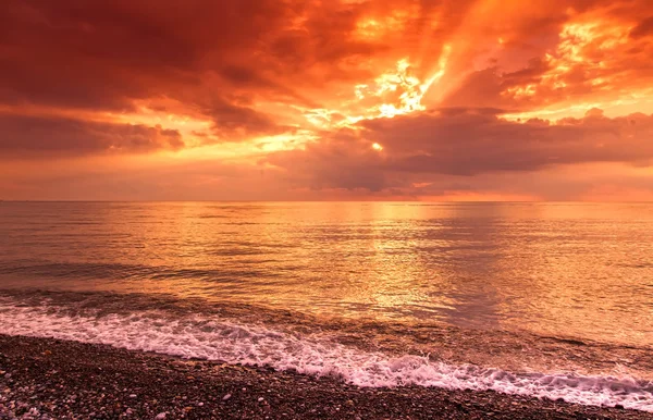 Heldere prachtige zonsondergang op zee — Stockfoto