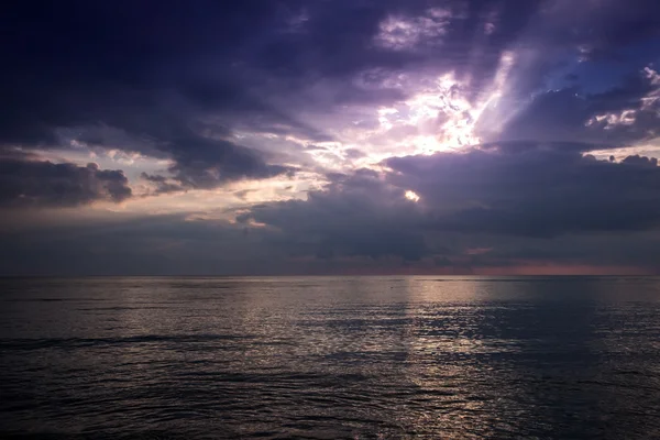 Heldere prachtige zonsondergang op zee — Stockfoto