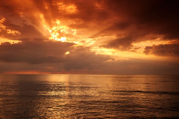 Heldere prachtige zonsondergang op zee — Stockfoto