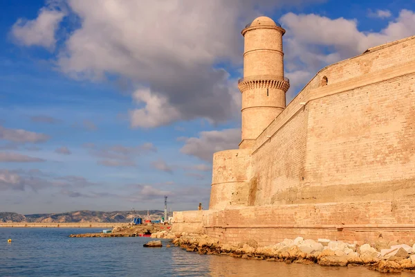 Widok z fort st. jean w Marsylii z morza — Zdjęcie stockowe