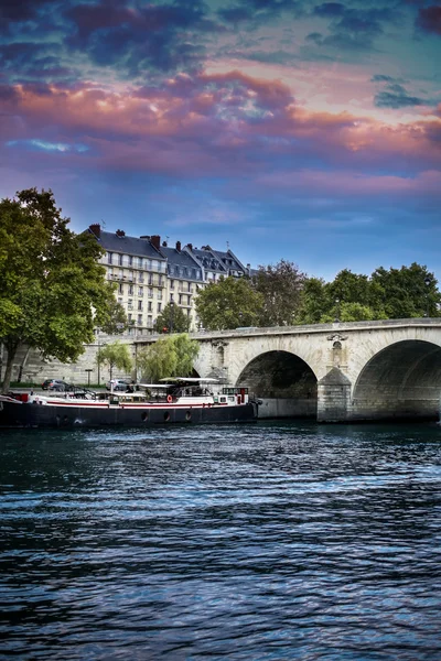 Paris, seine och båten, vackra solnedgång himlen — Stockfoto