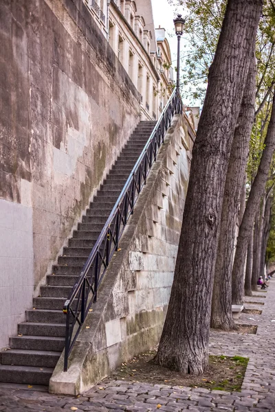 Steile Treppen am Pariser Damm und Bäume — Stockfoto