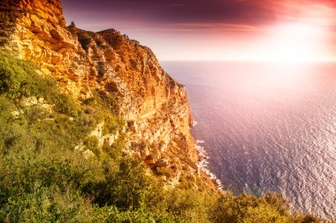 Deniz, Fransız Rivierası'nda, calanque adlı parlak güzel gün batımı