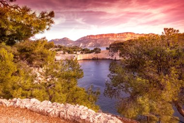 Deniz, Fransız Rivierası'nda, calanque adlı parlak güzel gün batımı