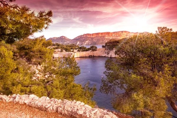 Deniz, Fransız Rivierası'nda, calanque adlı parlak güzel gün batımı