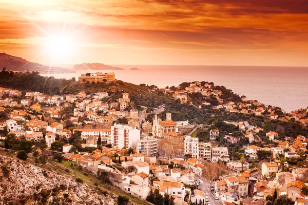 Pohled na marseille při západu slunce, město na pozadí s — Stock fotografie