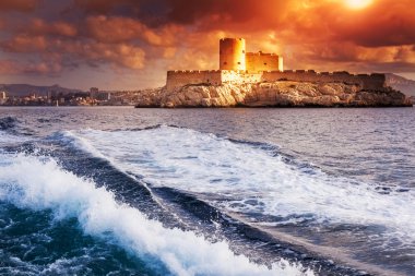 Chateau d'If, Marsilya, Fransa, gün batımı s ile renkli deniz manzarası