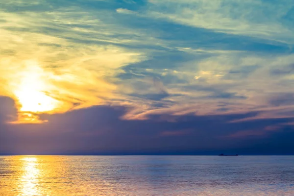 Pôr do sol colorido brilhante sobre o mar, em foco suave — Fotografia de Stock