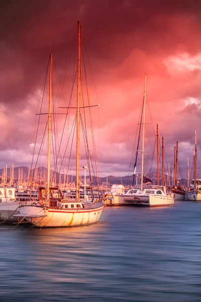 Velho barco no mar no porto ao pôr do sol — Fotografia de Stock