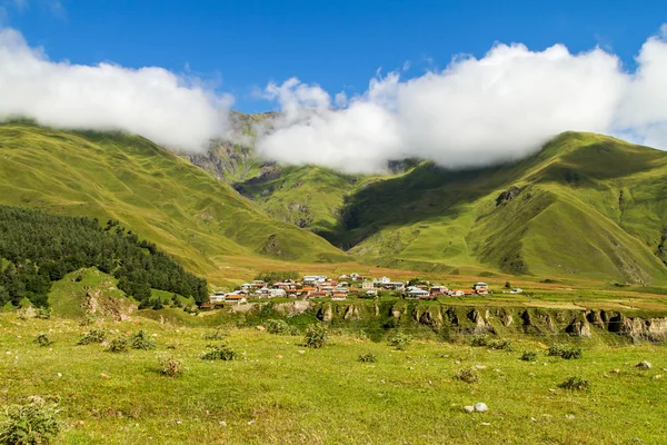 Beautiful mountain scenery, mountain village — Stock Photo, Image