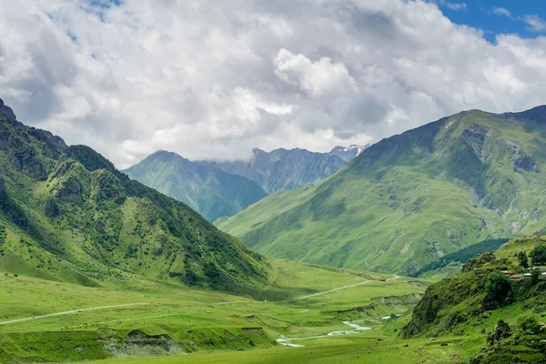 Потрясающий красивый яркий летний пейзаж в горах — стоковое фото