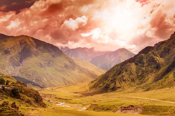 Splendido tramonto luminoso nella valle della montagna — Foto Stock