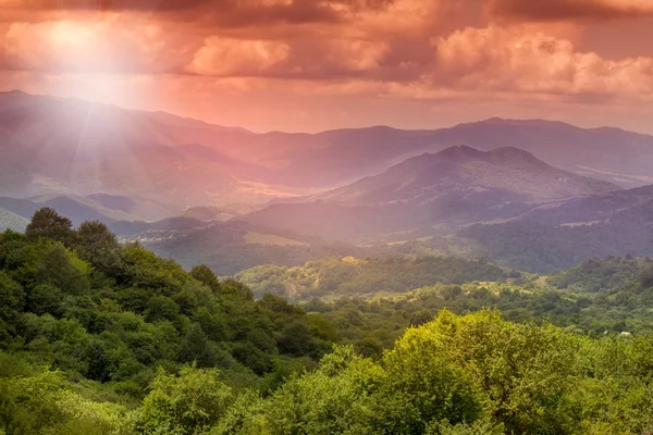 Brilhante lindo pôr do sol deslumbrante no vale da montanha — Fotografia de Stock