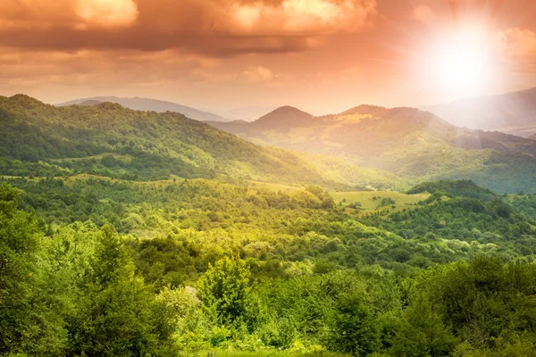 parlak güzel gün batımını dağa vadide çarpıcı
