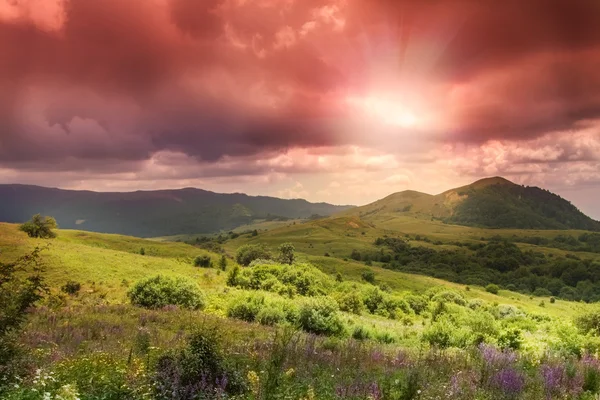 Brilhante lindo pôr do sol deslumbrante no vale da montanha — Fotografia de Stock