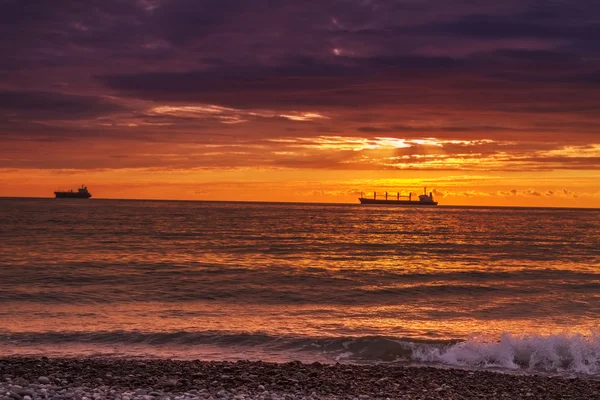 Navios ao pôr do sol, a imagem desfocada — Fotografia de Stock