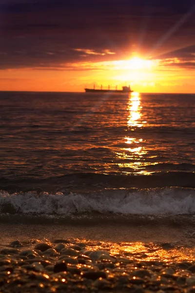 Playa al atardecer y fondo del barco, la imagen desenfocada — Foto de Stock