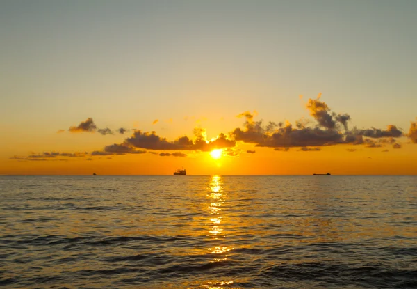 Barcos al atardecer, la imagen desenfocada — Foto de Stock