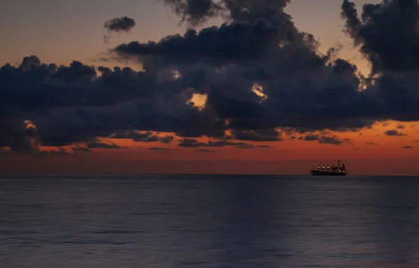Яркий морской пейзаж, корабли на закате, разряженное изображение — стоковое фото