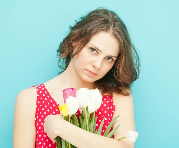 Hermosa chica en una blusa de lunares rojo con flores en un azul —  Fotos de Stock