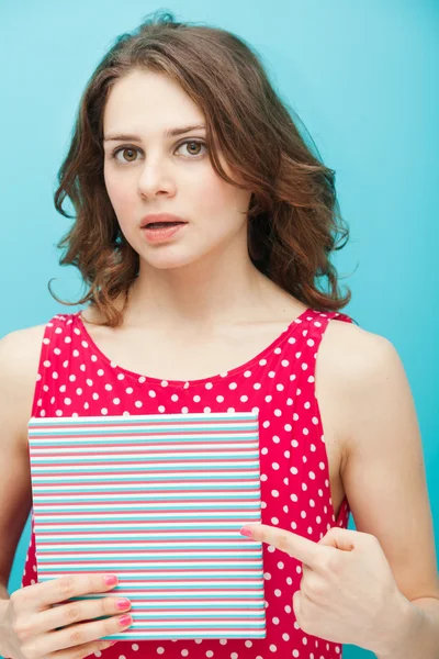 Hermosa chica en una blusa de lunares rojo con un diario —  Fotos de Stock