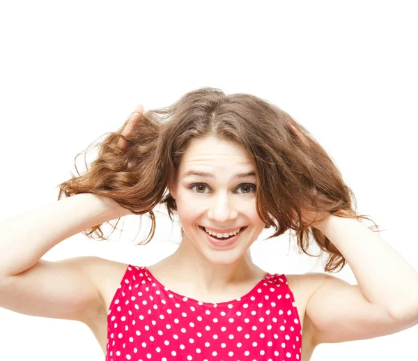 Joven hermosa mujer en blusa roja sosteniendo su cabeza, sonriendo, i —  Fotos de Stock