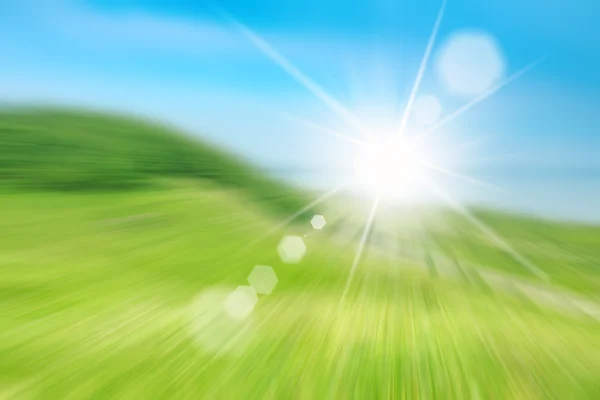Yeşil alan ve mavi gökyüzü, yaz arka plan bulanık resim — Stok fotoğraf