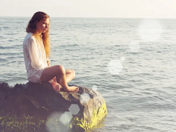 岩海に座っている女の子 — ストック写真