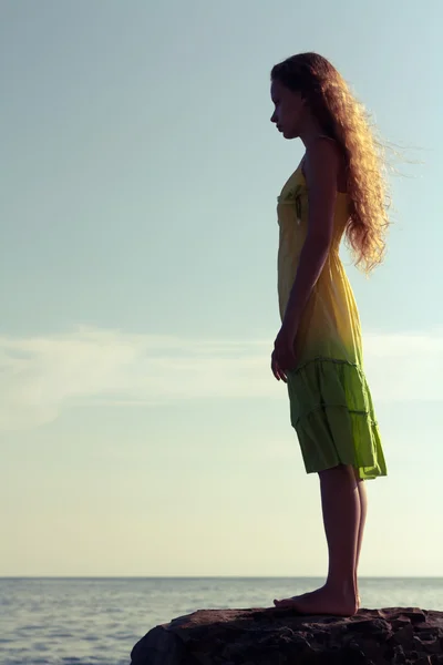 Fille rencontre lever de soleil sur le bord de la mer, dans le foyer doux — Photo