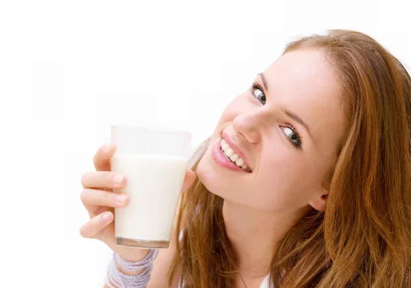 Jonge mooie vrouw met een glas melk, geïsoleerd op wit — Stockfoto