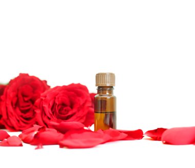 şişe aromaterapi yağ ve parlak kırmızı gül izole whit üzerinde