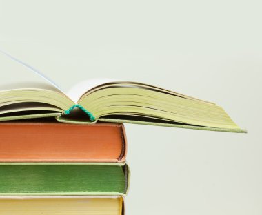 parlak renkli kapakları olan birkaç kitap